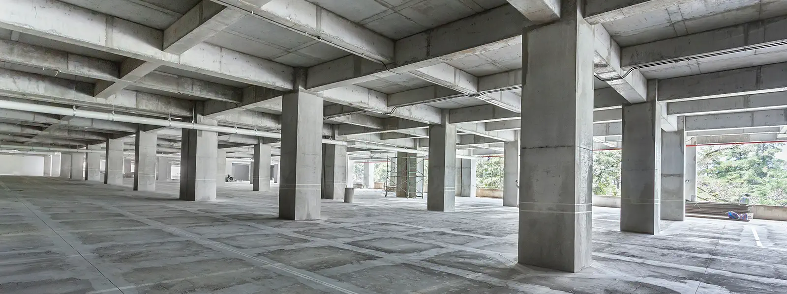 Estructura de concreto en obra gris