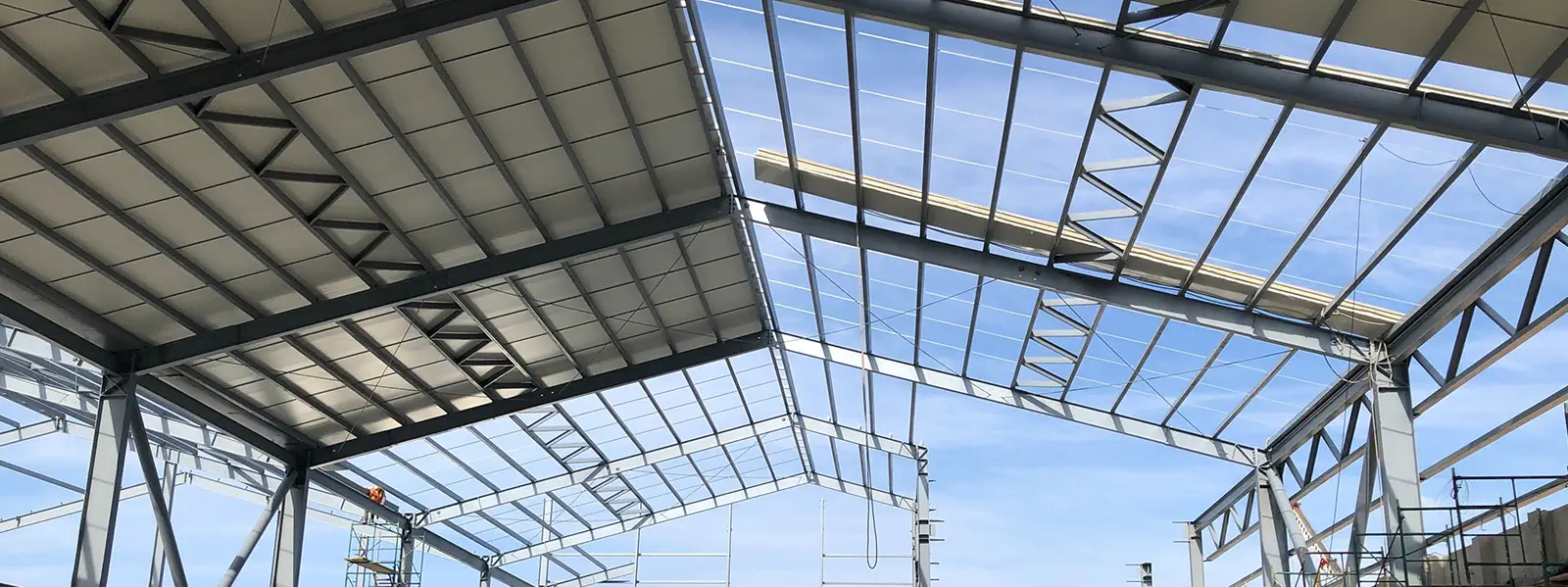 Cubierta y estructura metálica instalada